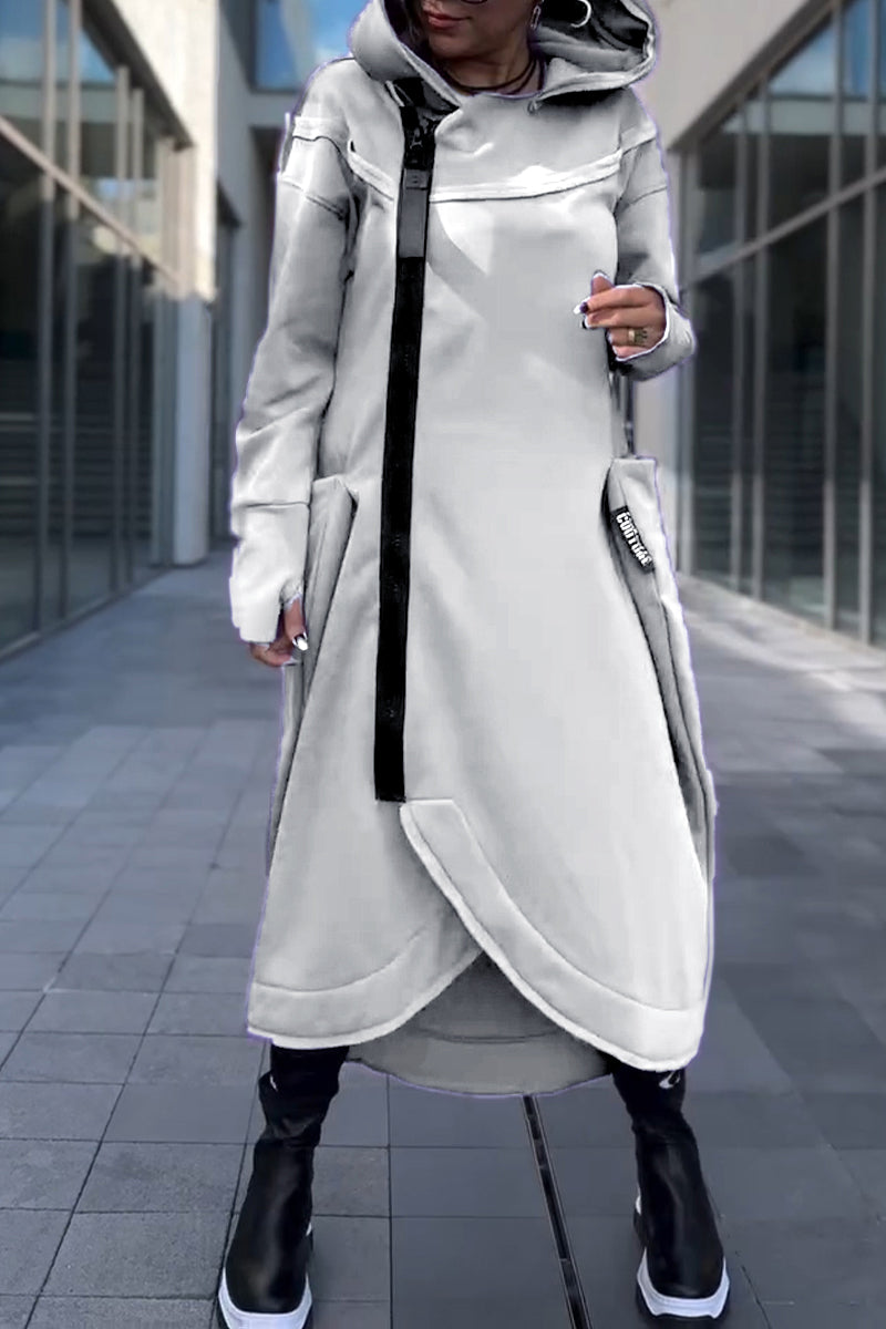Robe à capuche Hildegard gris clair, fermeture zippée, poches latérales, coupe longue.