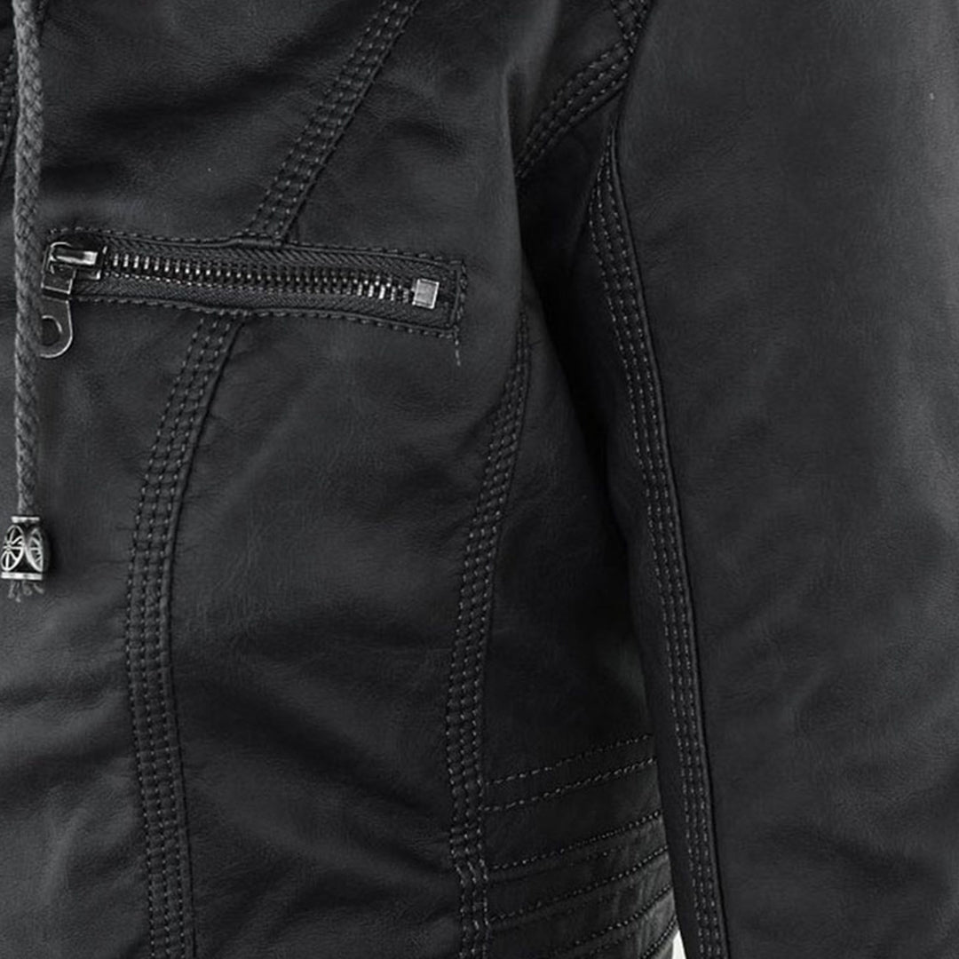 Veste de motard noire avec poche poitrine zippée rectangulaire et coutures renforcées