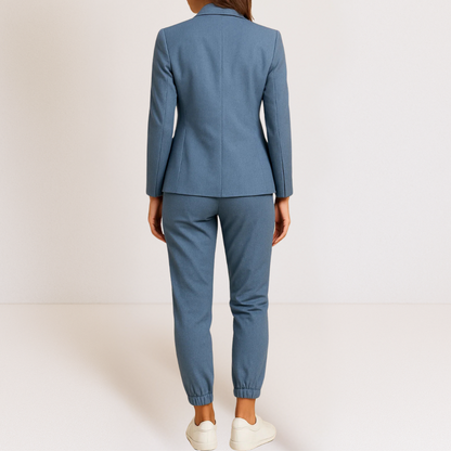 Costume deux pièces bleu vu de dos : veste boutonnée et pantalon jogger à lacets