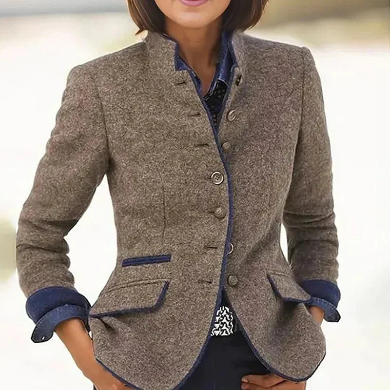 Veste blazer marron chiné, col droit, boutons, poches à rabat, doublure bleue visible.