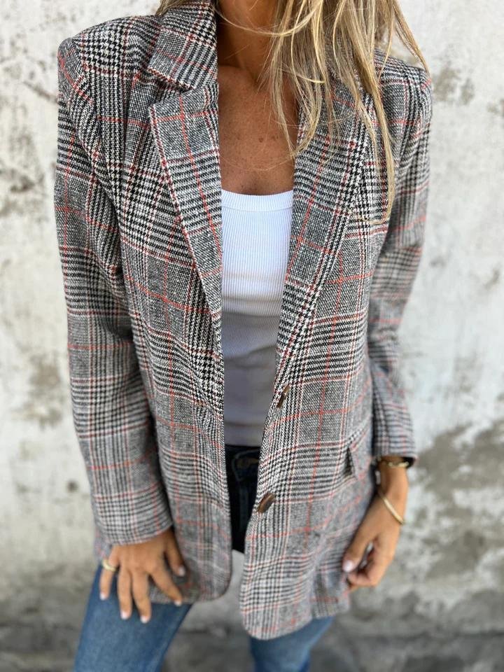 Manteau à carreaux gris et rouges, col tailleur, fermeture boutonnée, manches longues.