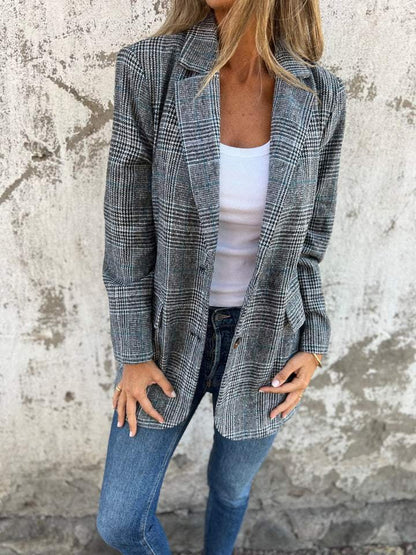 Manteau à carreaux gris et bleu, col tailleur, manches longues, poches plaquées.