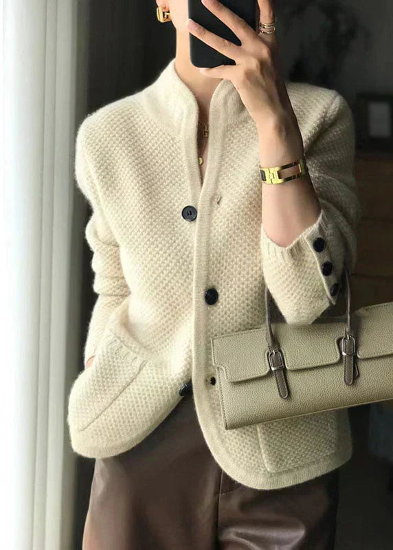 Gilet en cachemire blanc boutonné, texture maille épaisse, poches plaquées