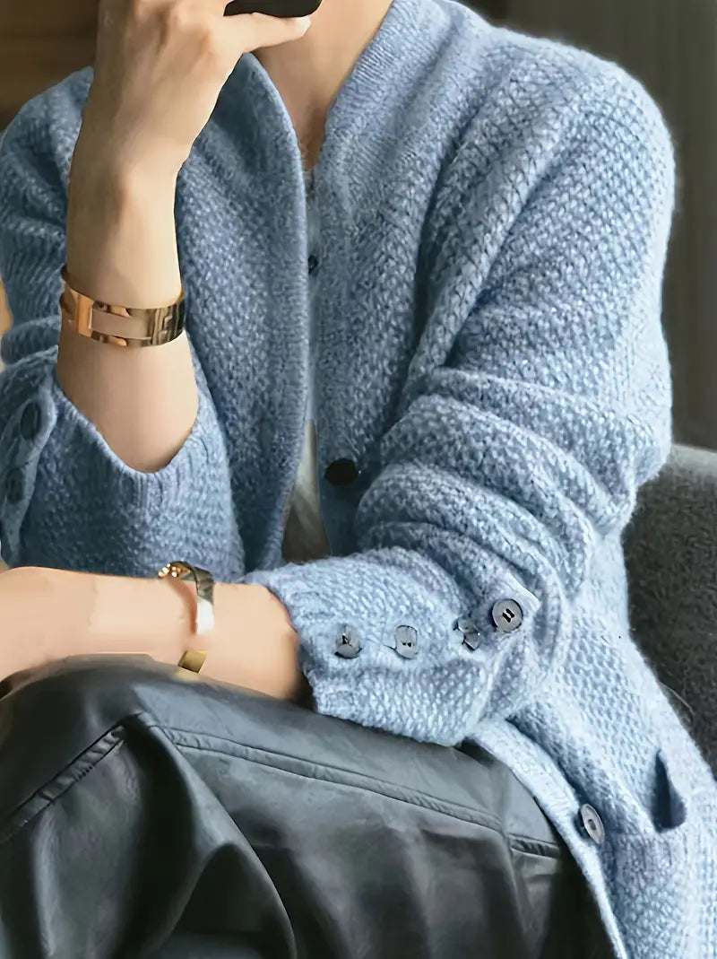 Gilet en cachemire bleu boutonné, maille texturée grainée, poches et col