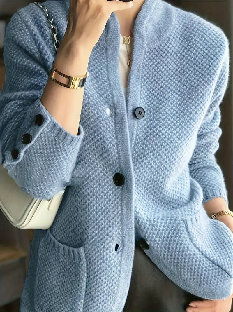 Gilet en cachemire bleu à boutons foncés, maille texturée, poignets côtelés