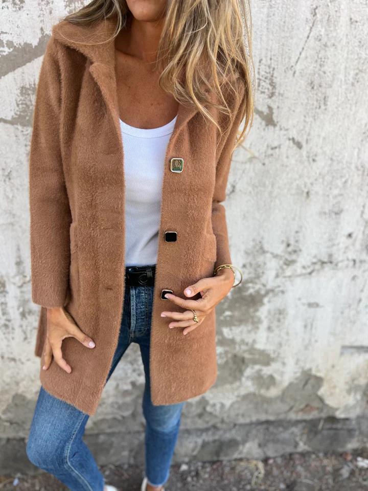 Manteau d’hiver camel à col châle, boutonnage contrasté, poches sur les côtés