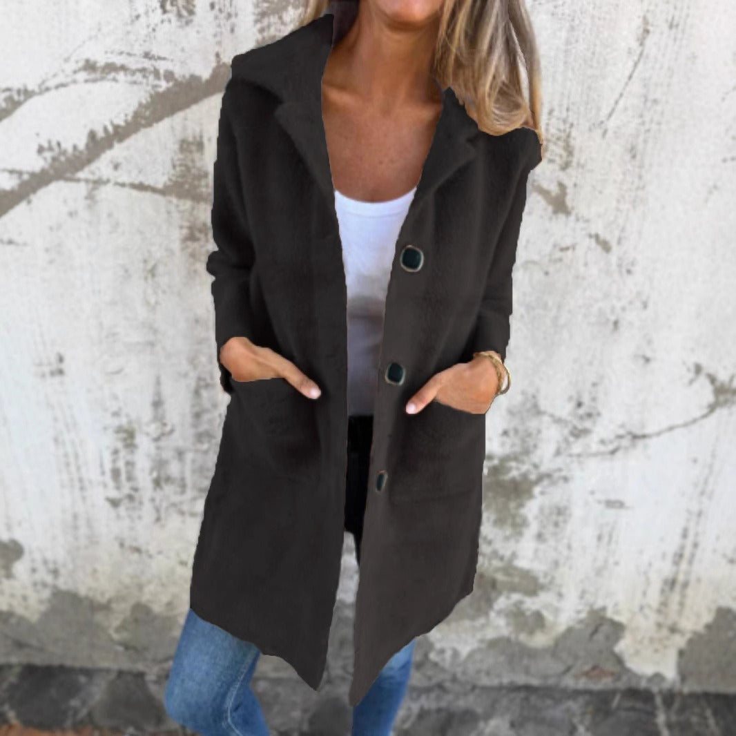 Manteau d’hiver noir à revers, boutonnage et poches, style long manches longues.