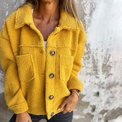 Veste en fausse fourrure jaune, poches plaquées, boutons pression ronds