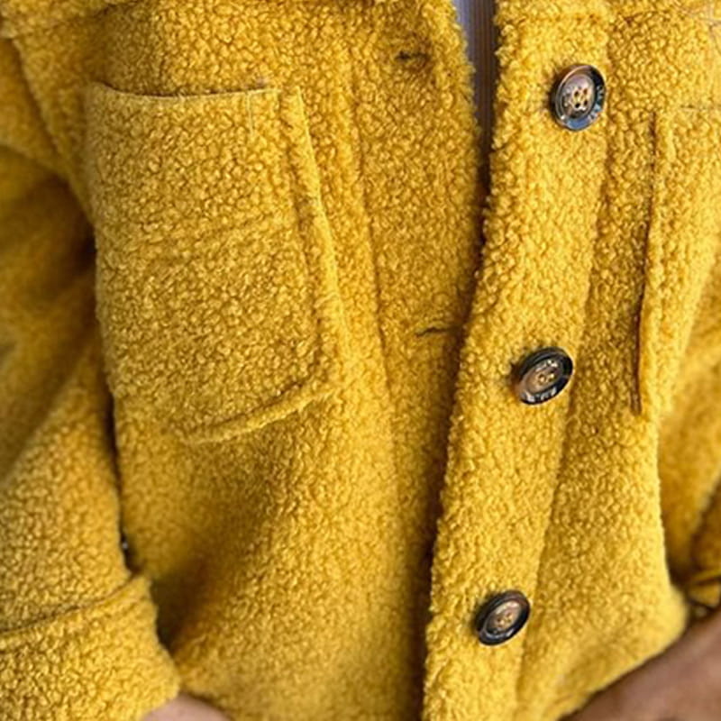 Veste en fausse fourrure jaune moutarde à col, boutons pression ronds noirs