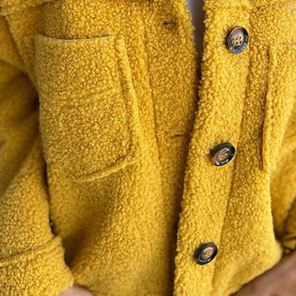 Veste en fausse fourrure jaune moutarde à col, boutons pression ronds noirs