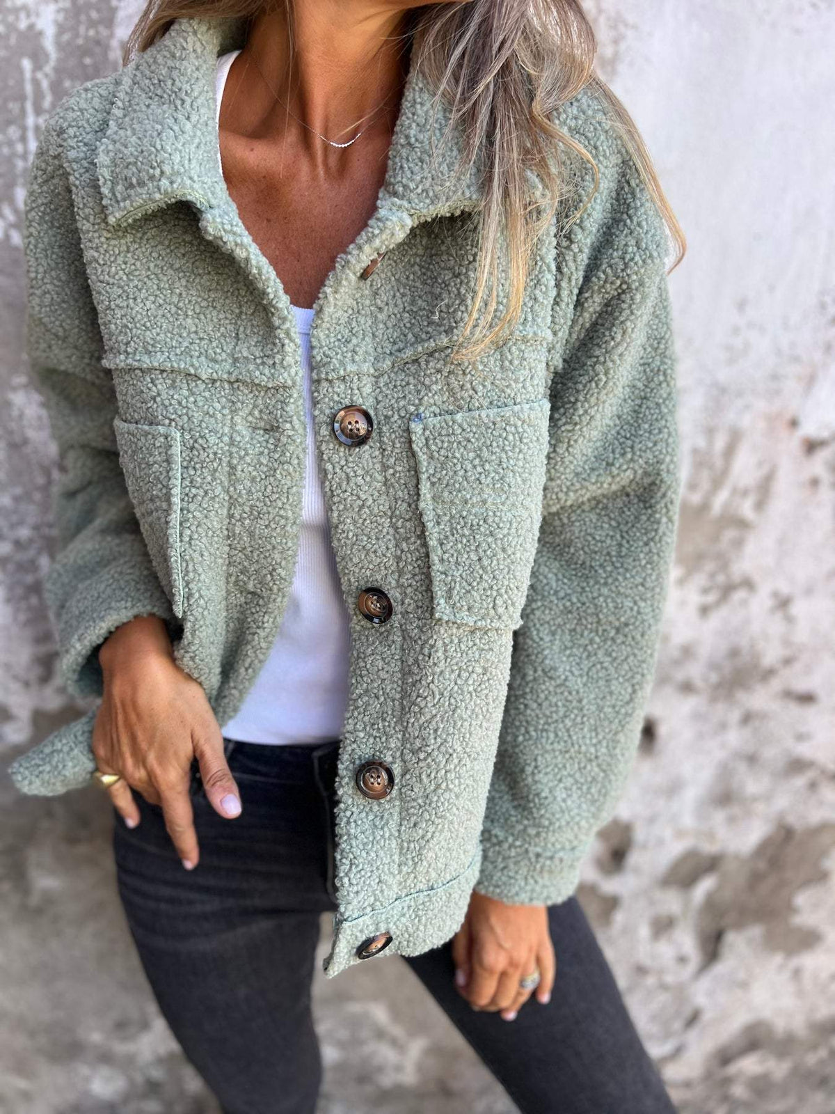 Veste en fausse fourrure vert clair, col chemise, boutons pression ronds