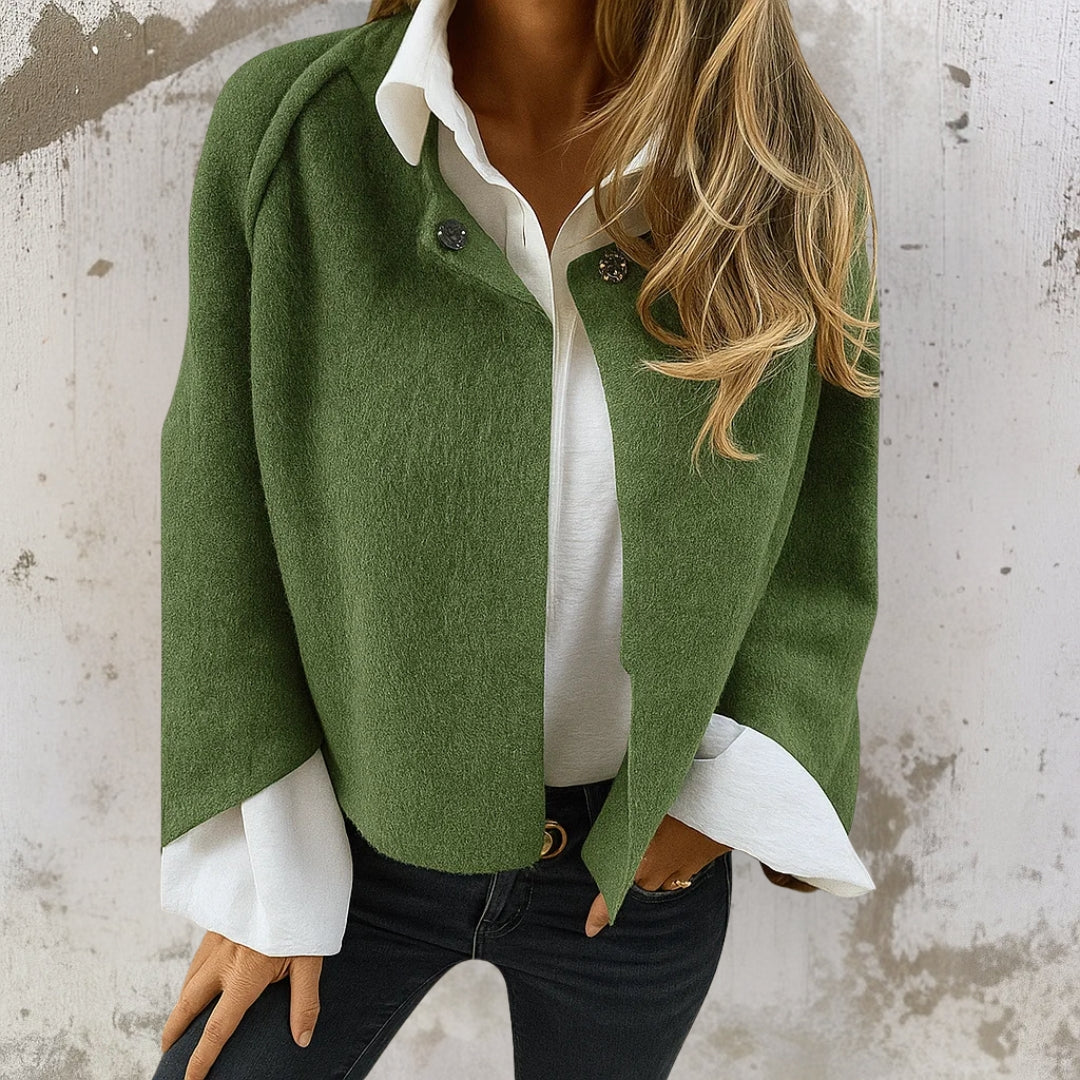 Veste courte Judith verte, col chemise, boutonnage, manches amples, ourlets évasés