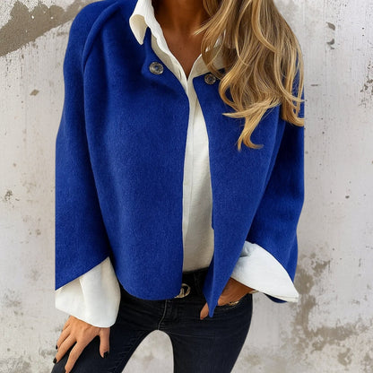 Veste courte Judith bleue, col chemise, boutonnage, manches amples, ourlets évasés