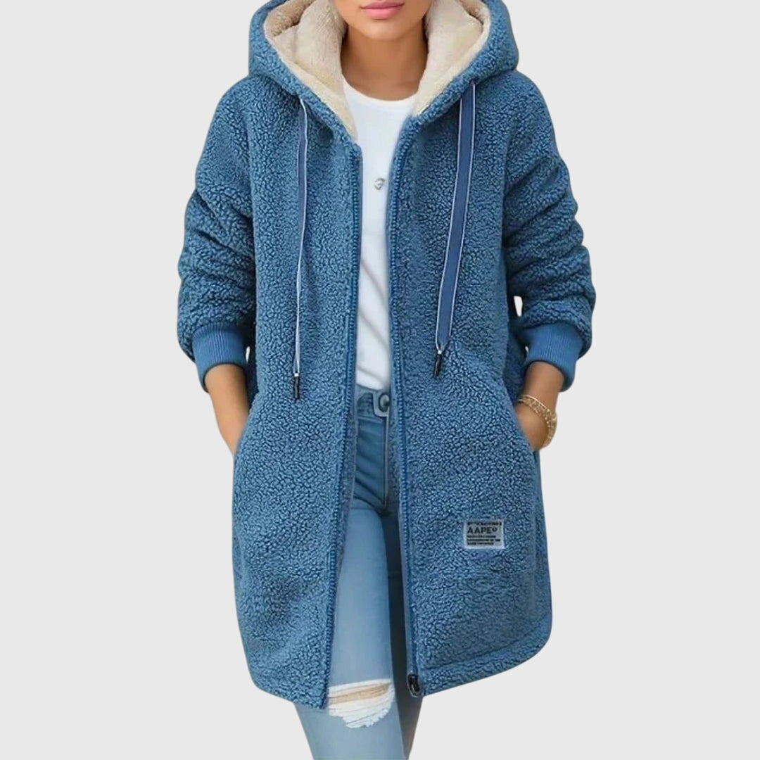 Veste en polaire bleue à capuche, fermeture zippée, poches latérales.