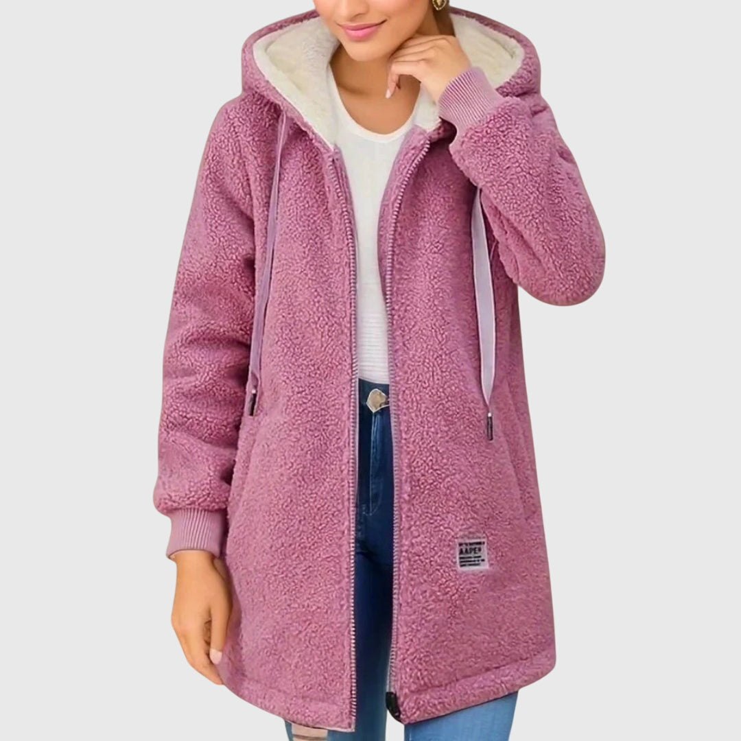 Veste en polaire rose à capuche, fermeture zippée, doublure claire au col.