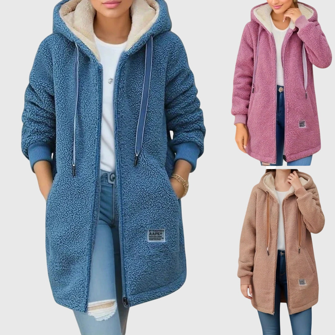 Veste en polaire à capuche bleue et rose, fermeture zippée, cordons aux côtés.