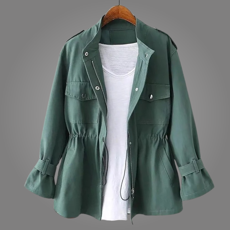 Manteau vert à col chemise, poches plaquées et manches avec revers, fermeture boutonnée.