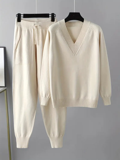 Ensemble tricot blanc cassé : pull col V à manches longues et pantalon jogger assorti.