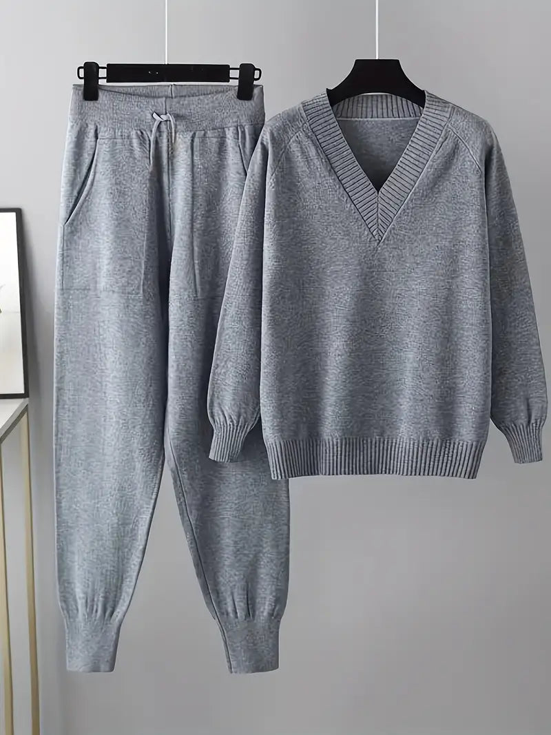 Ensemble tricot gris : pull col V à manches longues et pantalon jogger avec cordon.