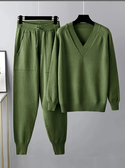 Ensemble tricot vert : pull col V et pantalon assorti avec cordon à la taille.