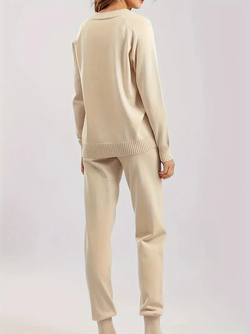 Ensemble décontracté : pull en maille col V et pantalon beige à taille élastique.