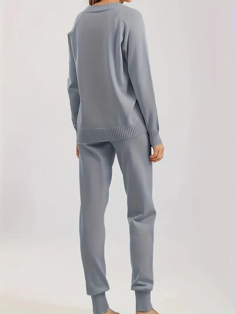 Ensemble décontracté : pull maille gris et pantalon assorti à poignets élastiques.