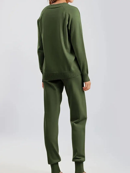 Ensemble décontracté : pull maille col V vert foncé et pantalon assorti à taille élastique.