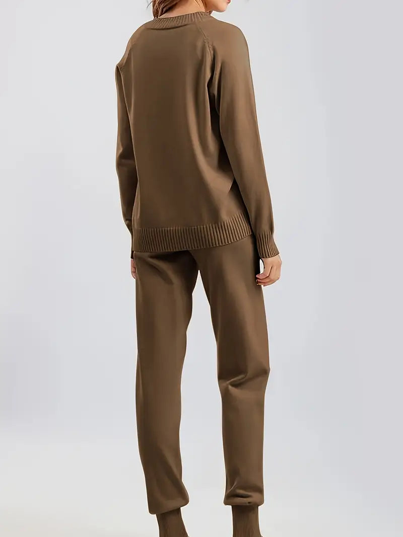 Ensemble décontracté : pull maille brun chocolat et pantalon assorti à chevilles élastiques.