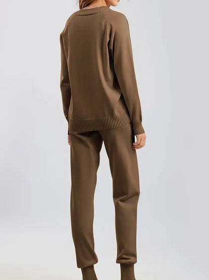 Ensemble décontracté : pull maille brun chocolat et pantalon assorti à chevilles élastiques.