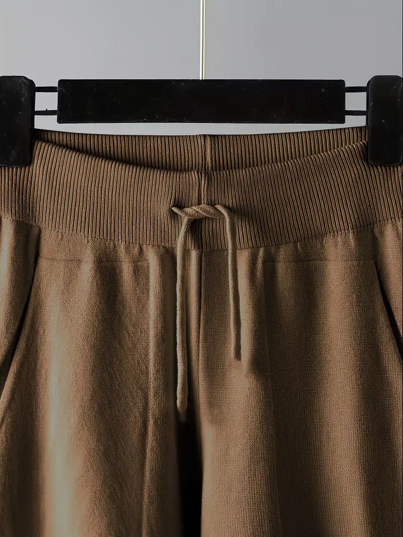 Détail taille : pantalon en maille marron avec cordon de serrage et bord-côtes.