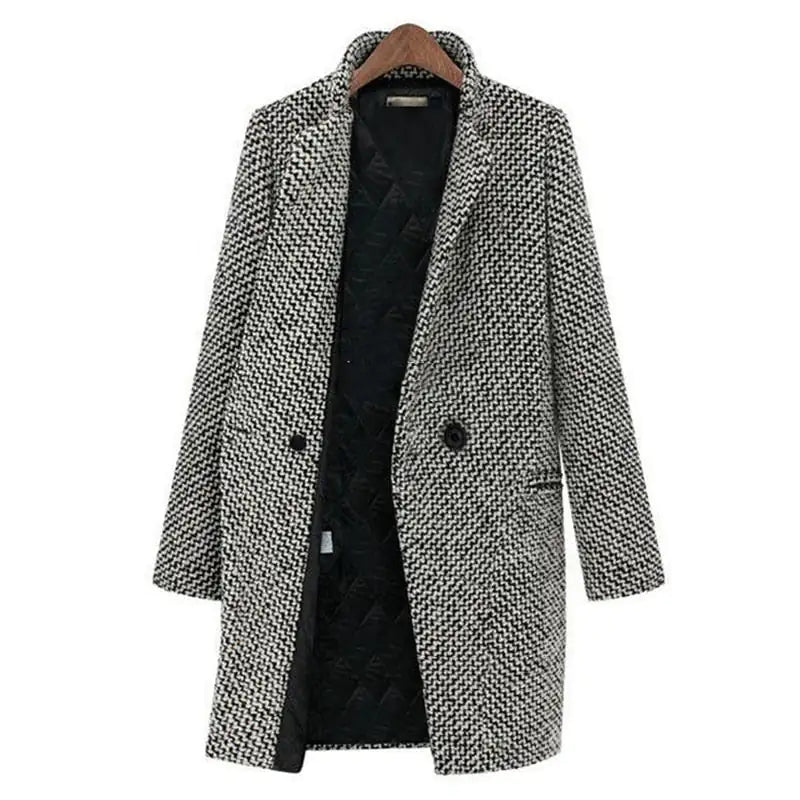 Manteau Esmee pied-de-poule noir et blanc, col à revers, bouton unique, manches longues.