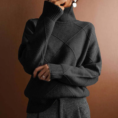 Pull en tricot noir à col roulé, motifs torsadés en losanges, manches longues