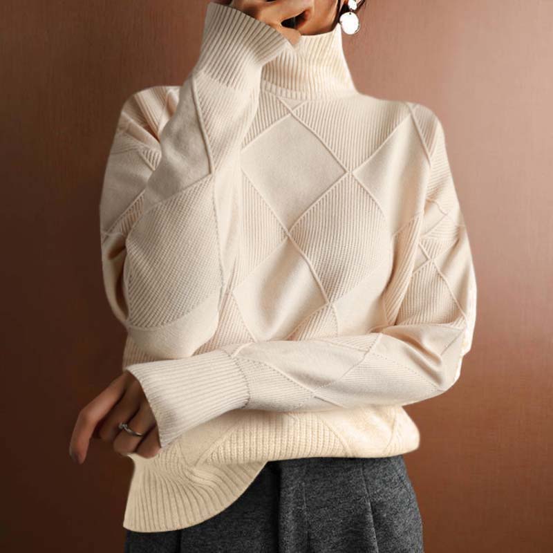 Pull en tricot beige à col roulé, motifs losanges et torsades, coupe ample
