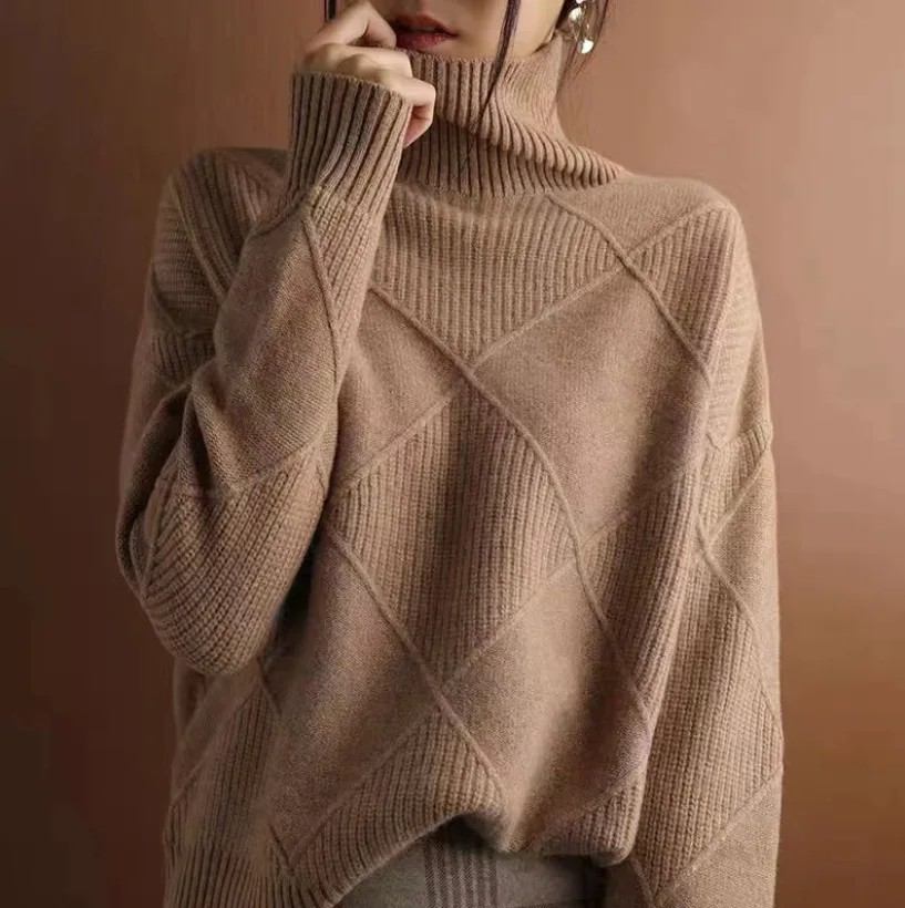 Pull col roulé côtelé beige taupe, motif croisé en losanges, manches longues