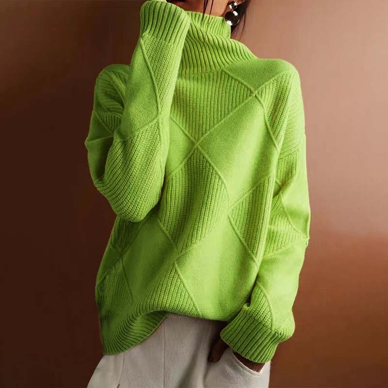Pull en tricot vert à col roulé, motifs losanges et torsades, coupe ample