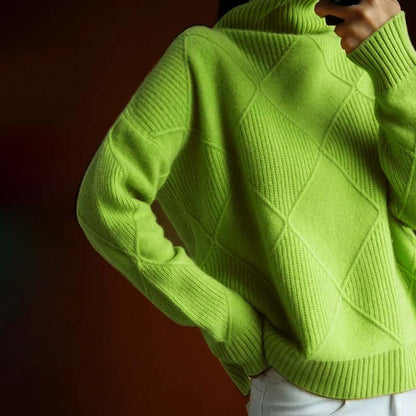 Pull en tricot vert à col roulé, manches longues, motifs losanges sur l’avant