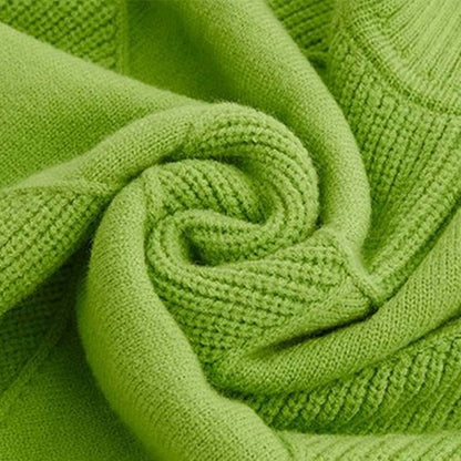 Détail du pull en tricot vert : maille texturée et couture de bord