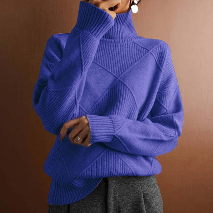 Pull en tricot bleu à col roulé, motifs losanges torsadés, silhouette ample