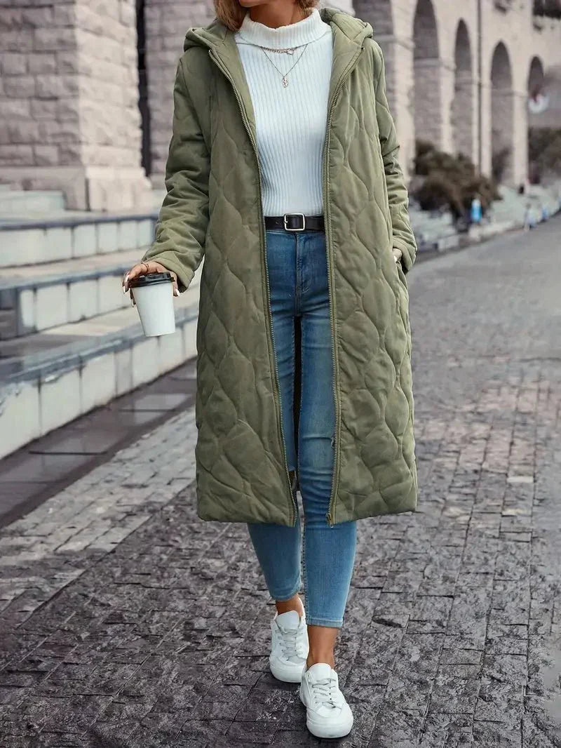 Manteau d’hiver matelassé vert à capuche, fermeture zippée, poches avant.