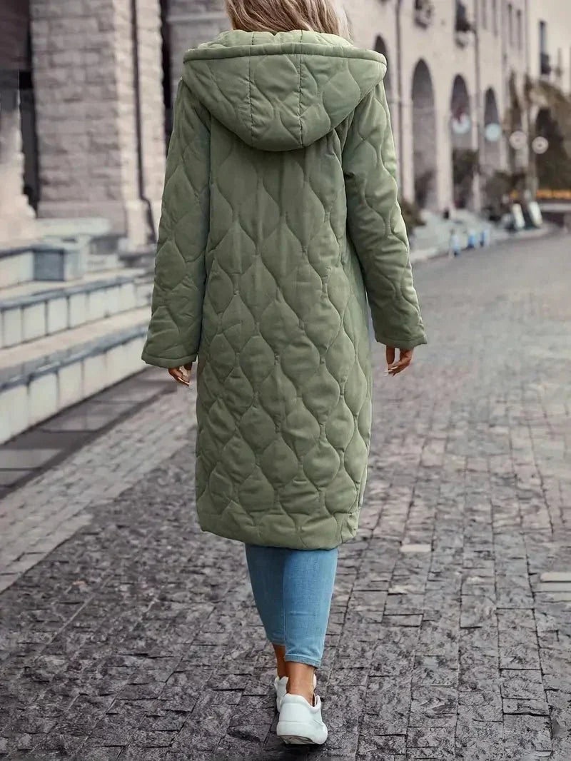Manteau long matelassé vert à capuche, vue de dos, fermeture zippée, volume.
