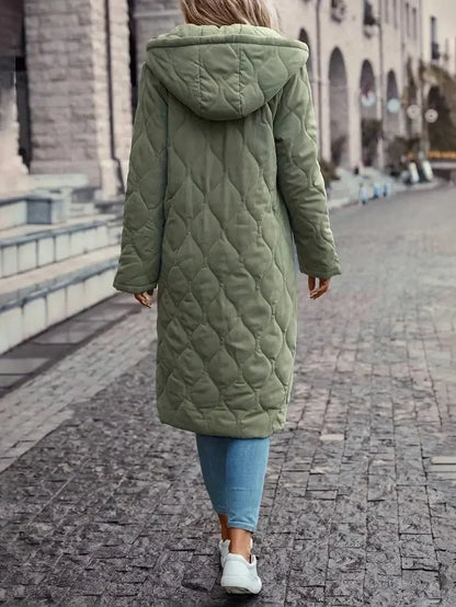 Manteau long matelassé vert à capuche, vue de dos, fermeture zippée, volume.