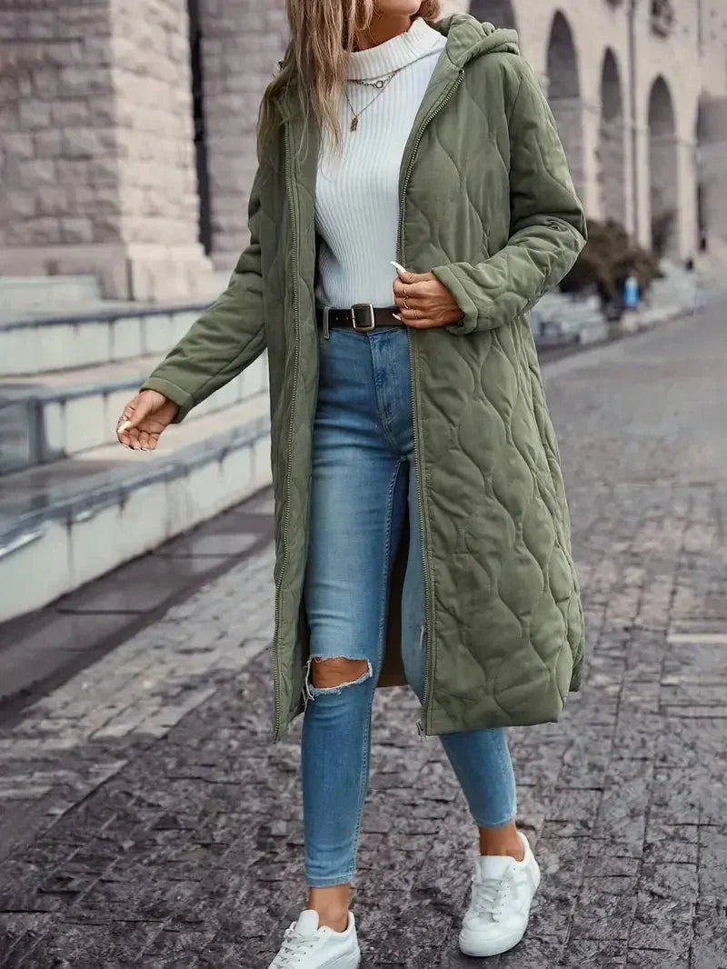Manteau d’hiver vert matelassé à capuche, fermeture zippée, manches longues, poches.