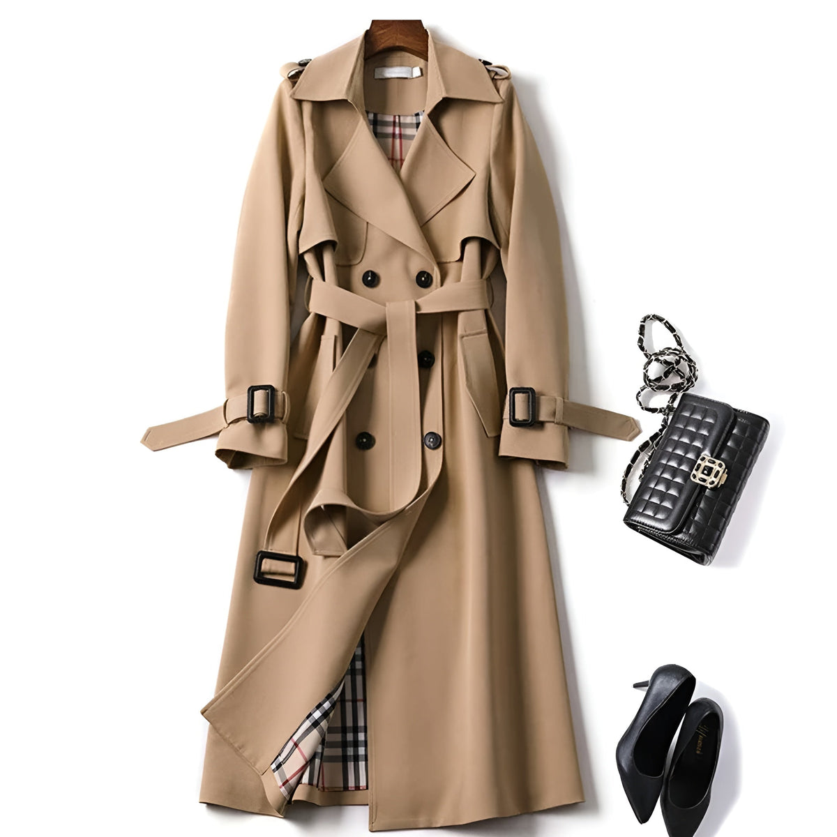 Trench-coat beige avec double boutonnage, ceinture à boucles et doublure à carreaux.