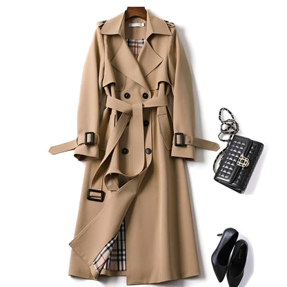 Trench-coat beige avec double boutonnage, ceinture à boucles et doublure à carreaux.