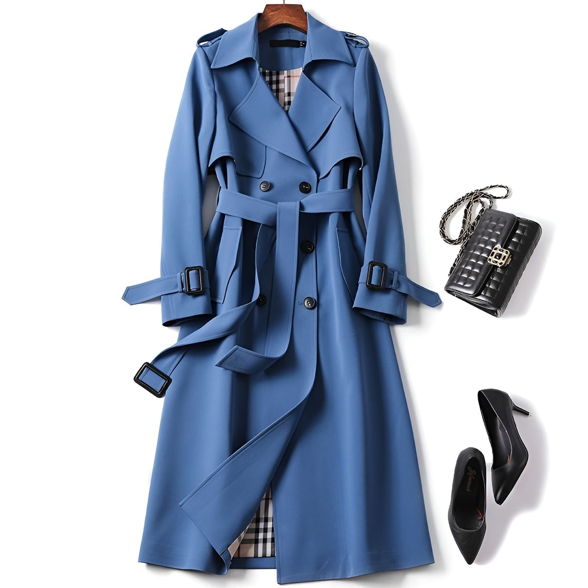 Trench-coat bleu avec col pointu, ceinture réglable et boutons noirs, doublure à carreaux.