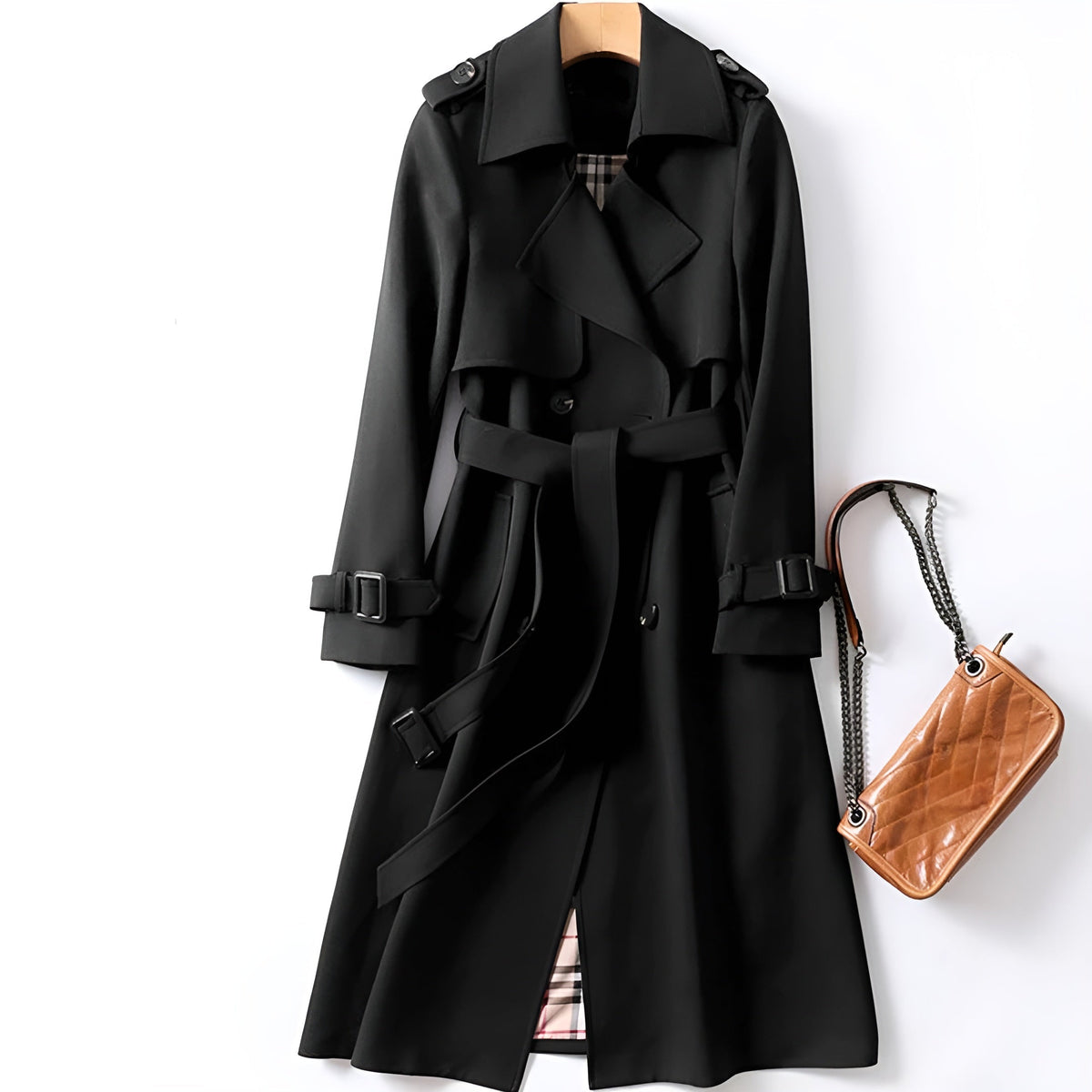 Trench-coat noir avec col classique, ceinture réglable et boutons discrets, doublure à carreaux.