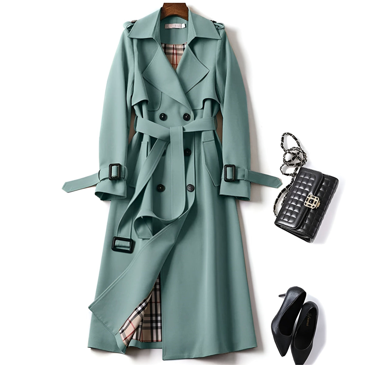 Trench-coat vert bouteille avec col pointu, ceinture réglable et boutons noirs, doublure à carreaux.