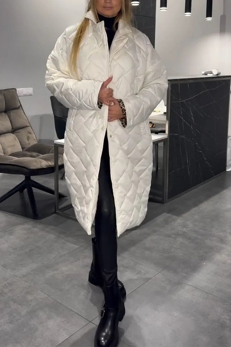 Manteau long réversible blanc matelassé losanges, col et boutons devant.