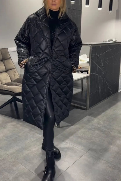 Manteau long réversible noir matelassé losanges, fermeture boutonnée devant.