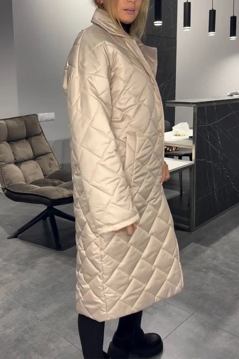 Manteau long réversible beige clair matelassé losanges, fermeture boutonnée devant.
